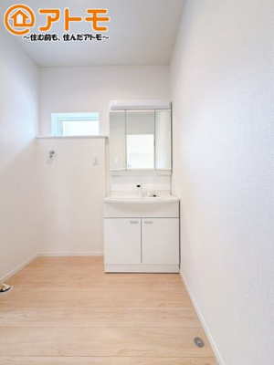 【独立洗面台】 | 田方郡函南町柏谷　新築一戸建て　3号棟 | 洗面所って朝に混み合いませんか？広々とした脱衣所、３面鏡の独立洗面台で朝の時間を少しお手伝い♪