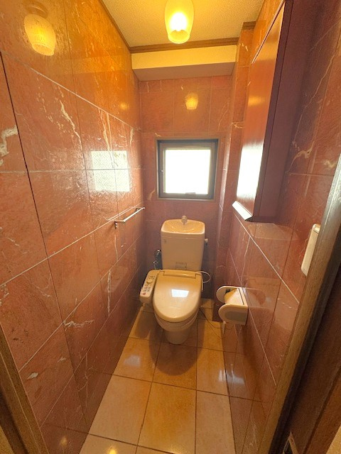 温水洗浄便座機能付きのお手洗い、窓付きです