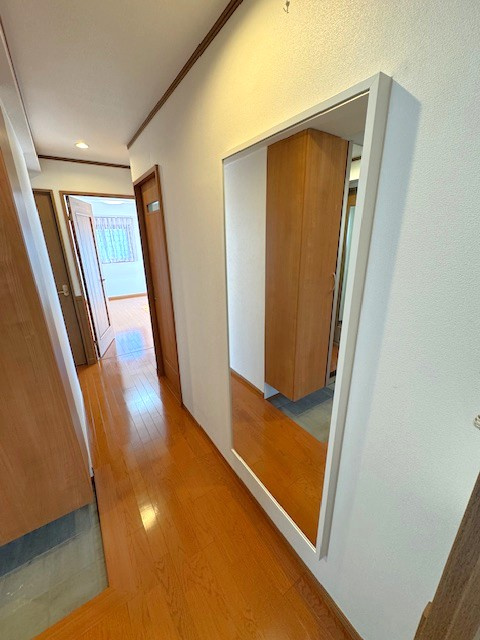 玄関近くに鏡があるので支度に便利です