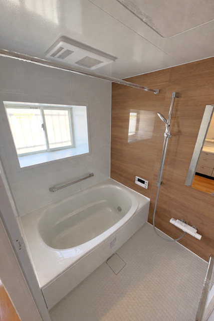 浴室乾燥機付きの浴室、窓もあり換気良