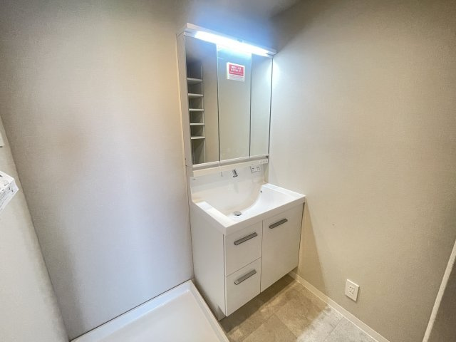 宇治市六地蔵徳永29-4の洗面所|3面鏡つき洗面化粧台は朝の身支度チェックに便利です◎