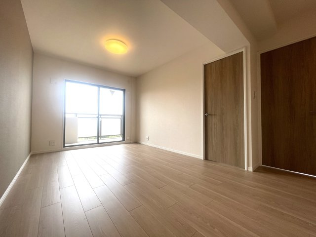 宇治市六地蔵徳永29-4の居間・リビング|大きな窓から気持ちの良い陽が差し込みます。