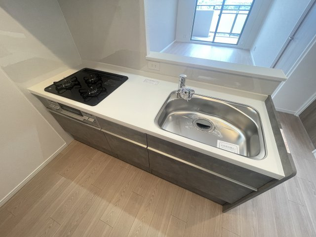 宇治市六地蔵徳永29-4のキッチン|3つ口ガスコンロ付きの新しいキッチン。調理がはかどりそうです◎