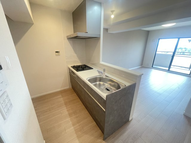 宇治市六地蔵徳永29-4のキッチン|キッチンの引き出し収納は、調理器具がたくさん収納できます◎