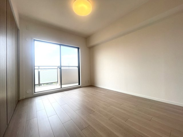 宇治市六地蔵徳永29-4の洋室|全居室がバルコニーに面していて、居心地よく過ごせます。