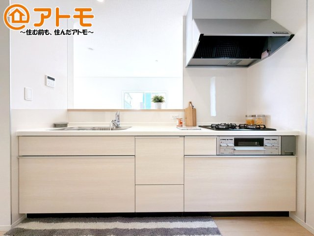 【キッチン】 | 田方郡函南町柏谷　新築一戸建て　4号棟 | リビングで遊ぶお子様にも目が届く、安心感で選ぶなら対面キッチン♪