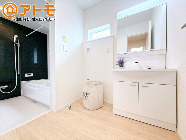 【独立洗面台】 | 田方郡函南町柏谷　新築一戸建て　4号棟 | 洗面所って朝に混み合いませんか？広々とした脱衣所、３面鏡の独立洗面台で朝の時間を少しお手伝い♪
