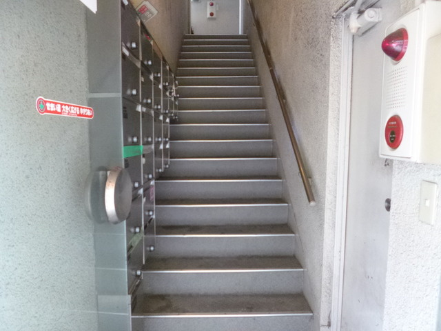 王子一番街ビルのエントランス|階段を上がってすぐのお部屋です☆