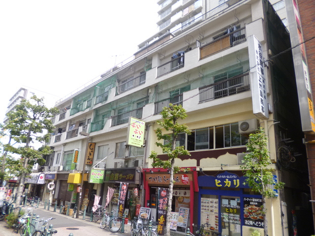 王子一番街ビルの外観|人通りの多い商店街に立地しています！