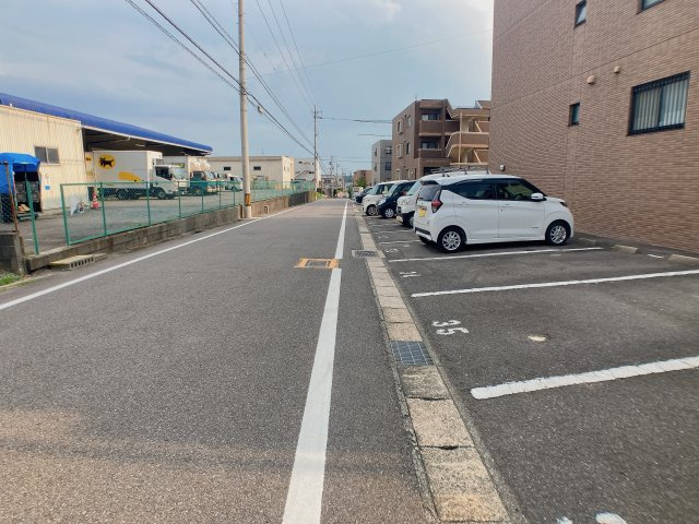 ロイヤルヒルズ山代参番館の駐車場