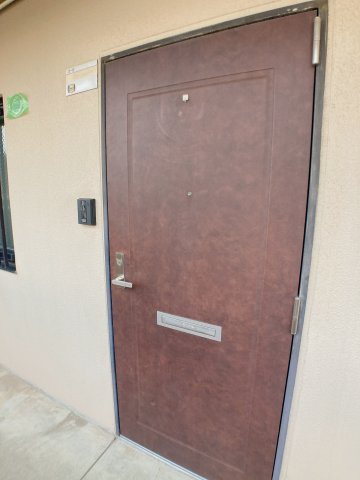 ロイヤルヒルズ山代参番館の玄関