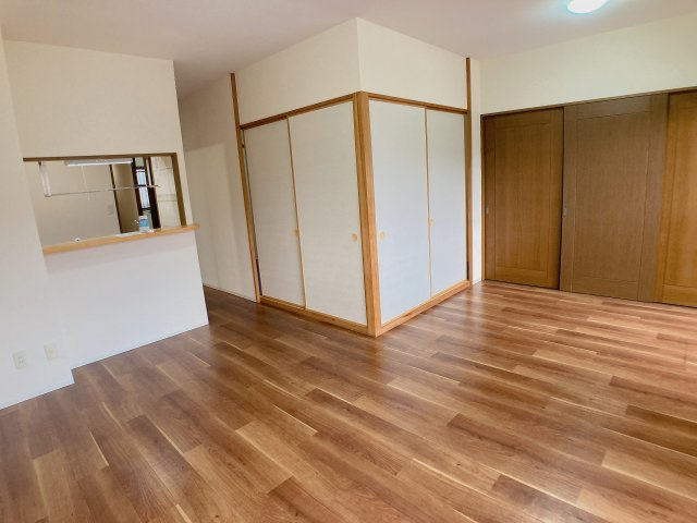 ロイヤルヒルズ山代参番館の居間・リビング