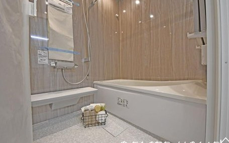 ダイアパレスつづきの丘の浴室|リニューアルされた清潔なお風呂に足を延ばしてふぅーと息を吐けば一日の疲れも癒されそうですね。