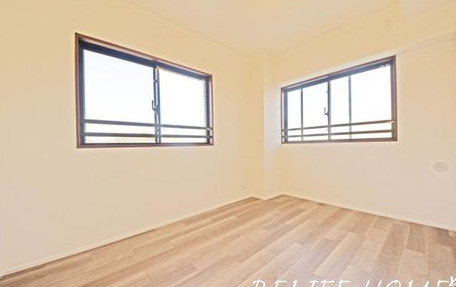 ダイアパレスつづきの丘の洋室|最上階の角部屋ならではの2採光でとても明るいお部屋で過ごす時間は気分がよさそうですね。