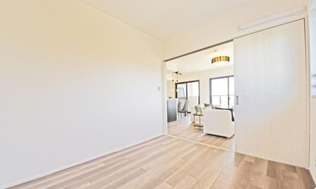 ダイアパレスつづきの丘の洋室|隣のお部屋の間仕切りを利用すればリビングと繋がり、プライベート空間にも早変わりする便利な使用です。