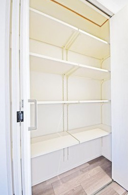 ダイアパレスつづきの丘の収納|観音開きの収納ドアの便利さがわかる収納棚です。可動式板で調整ができるんです！