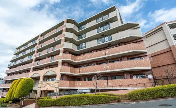 ダイアパレスつづきの丘の外観|最上階の角部屋住戸、遮る建物がないので眺望、通風良好が魅力なんです。