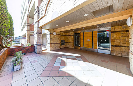 ダイアパレスつづきの丘のエントランス|エントランスから歩いていける近所には大型ショッピングセンターなどもあり生活便利です。