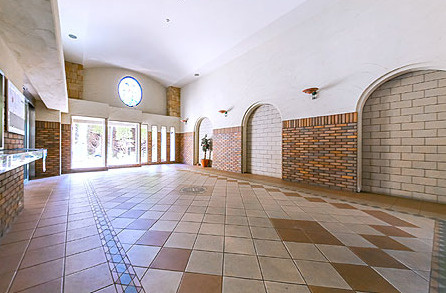 ダイアパレスつづきの丘のエントランス|エントランスを出て小学校は3分の距離です。ロビーでお友達と誘い合って登校するのもいいですね。