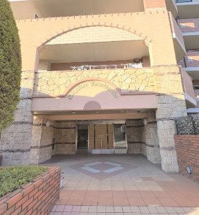 ダイアパレスつづきの丘のエントランス|重厚感あるメインエントランスは、つい客人を呼びたくなる佇まいです。