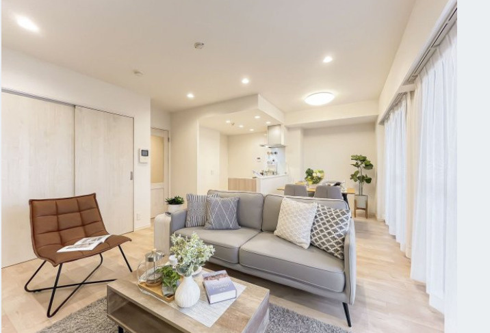 ダイアパレスつづきの丘の居間・リビング|温かみあるフローリング空間のリビングです。ご家族の憩いの場所として過ごせそうです。