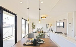 ダイアパレスつづきの丘のキッチン|15.9帖あるゆとりのスペース！ダイニングキッチンからバルコニーを眺められます。