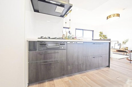 ダイアパレスつづきの丘のキッチン|スタイリッシュなシックなお色でワイドカウンター、三口コンロは便利このうえなしですね。