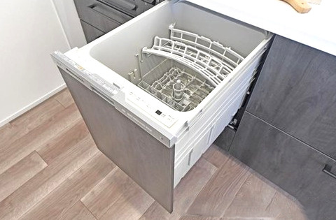 ダイアパレスつづきの丘のキッチン|使用水量は節約でき、食器洗浄機にパパっと、忙しい毎日を助けてくれますね。