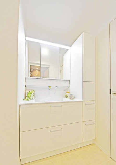 ダイアパレスつづきの丘の独立洗面台|使い勝手の良い3面鏡型は収納豊富なキャビネット付きの独立洗面台です。
