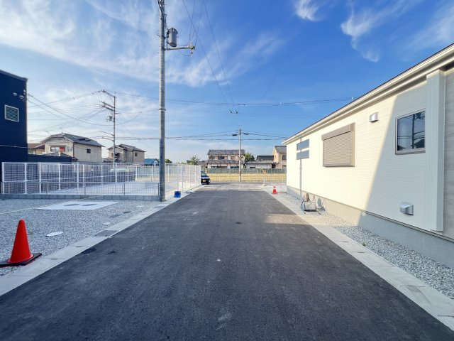 大和高田市西坊城第9期の前面道路含む現地写真