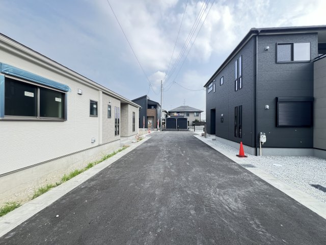 大和高田市西坊城第9期の前面道路含む現地写真