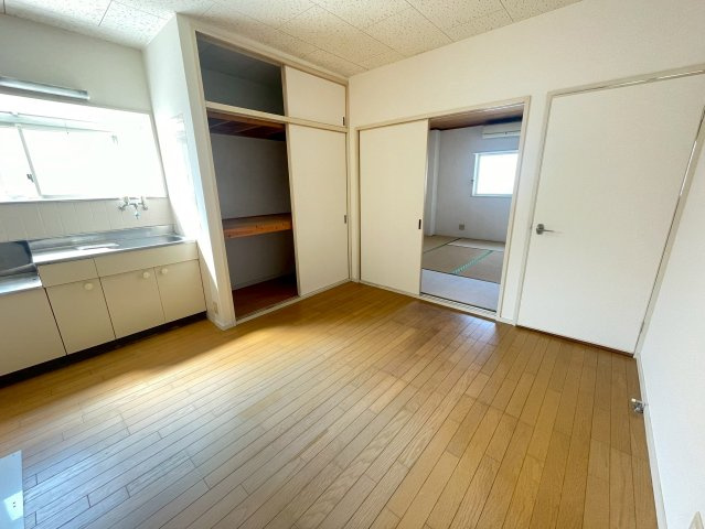 【居間・リビング】 | ファミールHIRO Ⅽ | 陽だまりに包まれる、過ごしやすいリビング