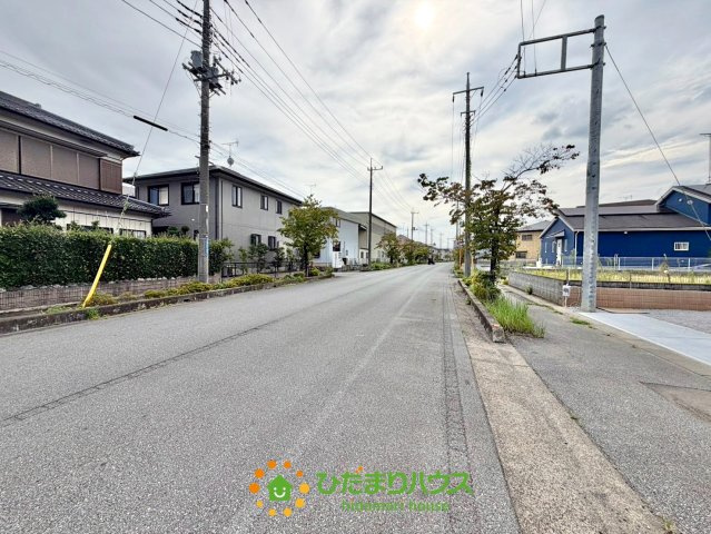 羽生市南羽生1丁目　新築一戸建て　の前面道路含む現地写真|かなり大きな道路で余裕をもって駐車できます！
