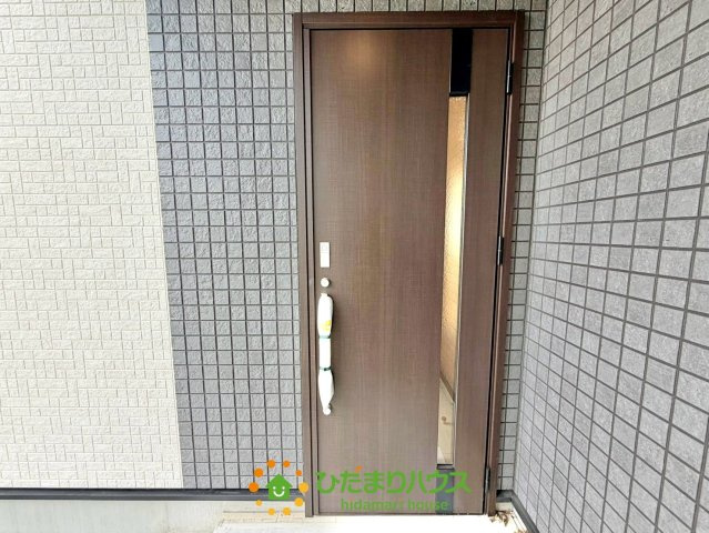 羽生市南羽生1丁目　新築一戸建て　の玄関|屋根が付いており、すぐ濡れる心配なし！