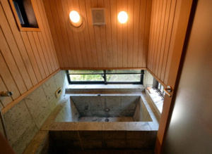 【浴室】 | 青森ヒバの浴室。浴槽は十和田石張り
2026年2月21日撮影