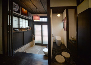 【トイレ】 | 格子の玄関と玉石を敷いたトイレ
2026年2月21日撮影