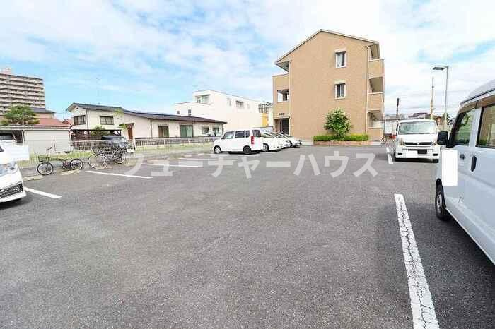 オーヴェル末広の駐車場