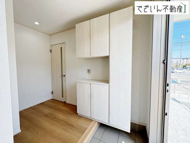 【玄関】 | 熊谷市石原　新築住宅 | ≪5号棟≫清潔感溢れる玄関がお出迎えする本邸宅の物語は、ここから始まる日常を期待させます。この場所には「希望」と「優越」で包み込んでくれる「特別」な空間があります。
現地(2026年2月撮影)