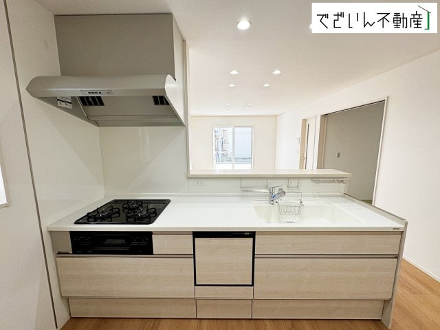 【キッチン】 | 熊谷市石原　新築住宅 | ご家族みんなで調理ができる位のスペースを実現したキッチン空間となっております。みんなで作った料理を召し上がりながらの会話は、自然と笑いが絶えない空間がそこに広がります。
現地(2026年2月撮影)