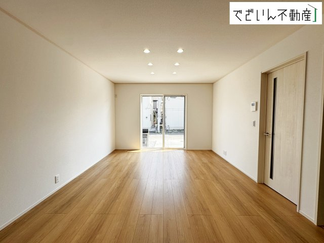 【居間・リビング】 | 熊谷市石原　新築住宅 | ≪5号棟≫室内構成に拘り採光とセンスを散りばめた空間。それは『柔らかさ』に似た素敵な居場所。そこに暮らす人のことを考えつくり出したものは『癒し』という心地よい居場です。
現地(2026年2月撮影)
