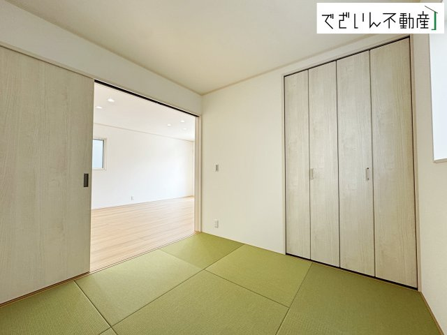 【和室】 | 熊谷市石原　新築住宅 | ≪5号棟≫時にはリビングのフローリングやソファではなく、ゆったりと畳の上で過ごしたいものです。陽光が照らし出す畳が美しい和室です。
現地(2026年2月撮影)
