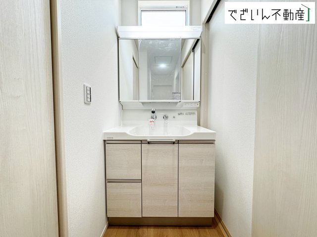 【独立洗面台】 | 熊谷市石原　新築住宅 | ≪5号棟≫朝の支度も家族並んでスムーズに。洗面台の広さと収納力が、忙しい毎日を支えてくれます。
現地(2026年2月撮影)