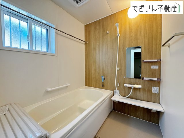【浴室】 | 熊谷市石原　新築住宅 | ≪5号棟≫清潔感のあるバスルームは、忙しい毎日の中でほっと一息つける場所。育児の合間に、心も体もリセットできる大切な時間が生まれます。
現地(2026年2月撮影)