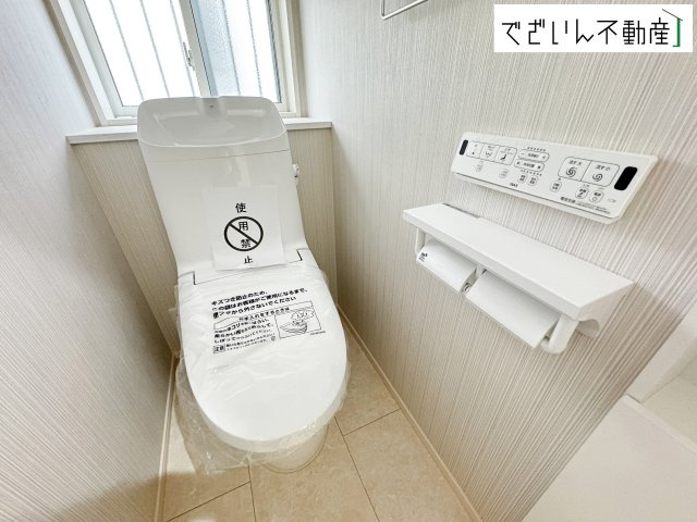 【トイレ】 | 熊谷市石原　新築住宅 | ≪5号棟≫シンプルで清潔感のある空間は、毎日使う場所だからこそ嬉しい。家族みんなが快適に過ごせる工夫が詰まっています。
現地(2026年2月撮影)