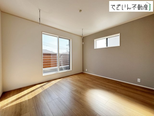【洋室】 | 熊谷市石原　新築住宅 | ≪5号棟≫夫婦の寝室としても使える落ち着いた居室。育児の合間にほっと一息つける、静かな時間を守ってくれます。
現地(2026年2月撮影)