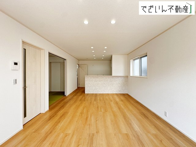 【居間・リビング】 | 熊谷市石原　新築住宅 | ≪5号棟≫細部まで丁寧に仕上げられた内装が、日々の生活を豊かに彩ります。家族の思い出が増えていく場所に。
現地(2026年2月撮影)