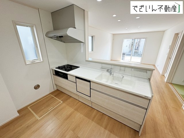 【キッチン】 | 熊谷市石原　新築住宅 | ≪5号棟≫共働きでも無理なく使える効率的なレイアウト。夕食の準備も、家族の会話を楽しみながら進められる、心地よいキッチンです。
現地(2026年2月撮影)