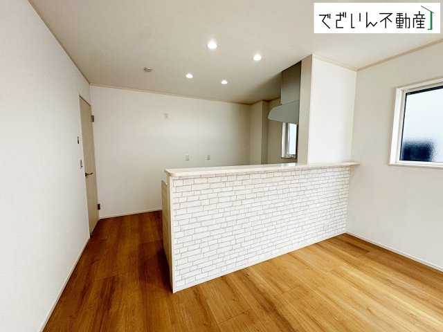 【居間・リビング】 | 熊谷市石原　新築住宅 | 空気感という居心地の良いＢＧＭは、暮らしのステージを彩り、心のやすらぎと満足感を与えてくれます。通風と採光を考慮した設計は地域の鼓動を感じ、お寛ぎ頂くことが可能です。
現地(2026年2月撮影)