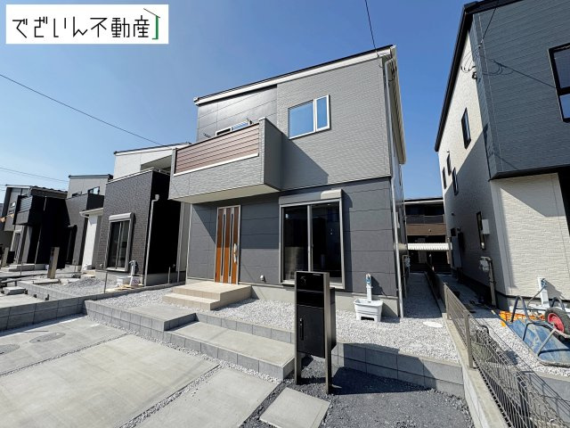 【外観】 | 熊谷市石原　新築住宅 | ≪5号棟≫街並みに馴染む、シンプルで洗練された佇まい。暮らしにちょっとした遊び心を添えてくれるお家です。
現地(2026年2月撮影)