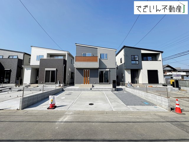 【外観】 | 熊谷市石原　新築住宅 | ≪5号棟≫穏やかな佇まいが、家族の新しい日常を優しく包み込む。静かな街並みに、安心して子育てできる環境が整っています。
現地(2026年2月撮影)
